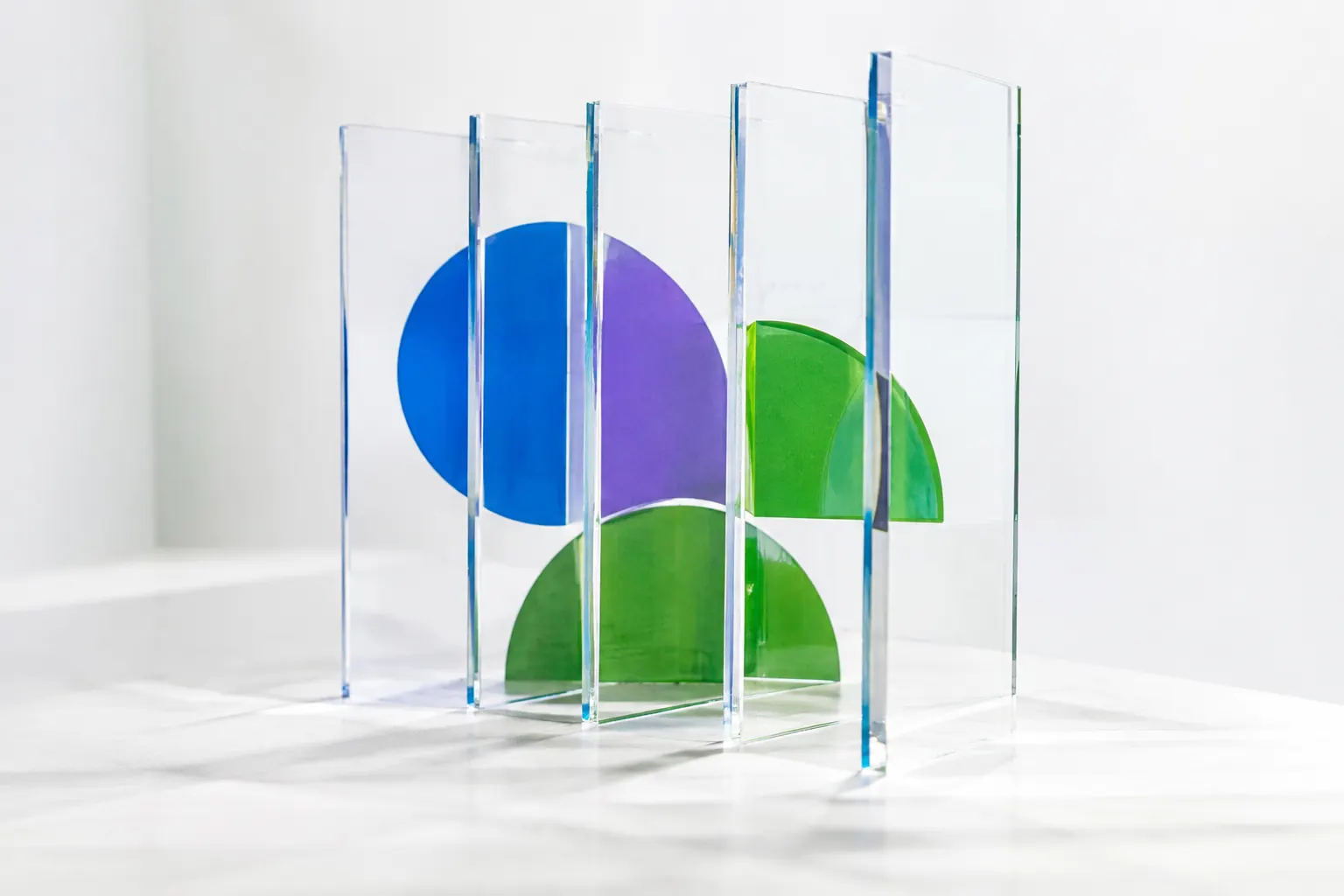 Plaques transparentes superposées dont les formes s’alignent, métaphore du rendu JavaScript que Googlebot doit voir